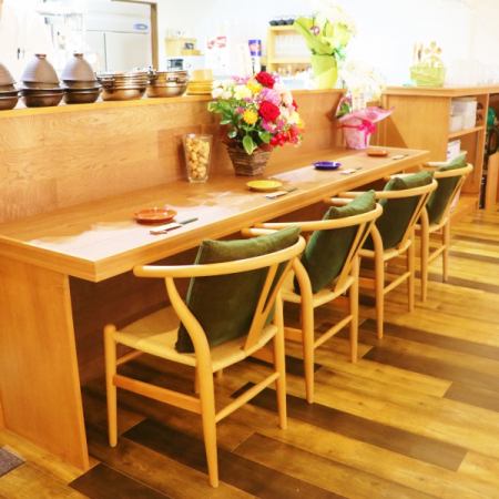 We also have counter seats where you can enjoy meals and drinks by yourself ☆
