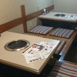 【掘りごたつ完備のくつろぎ空間】お座敷はすべて掘りごたつ仕様で、足元らくらく。20名様以上の大人数宴会にも対応可能！忘年会・新年会など季節の集まりにも最適です。