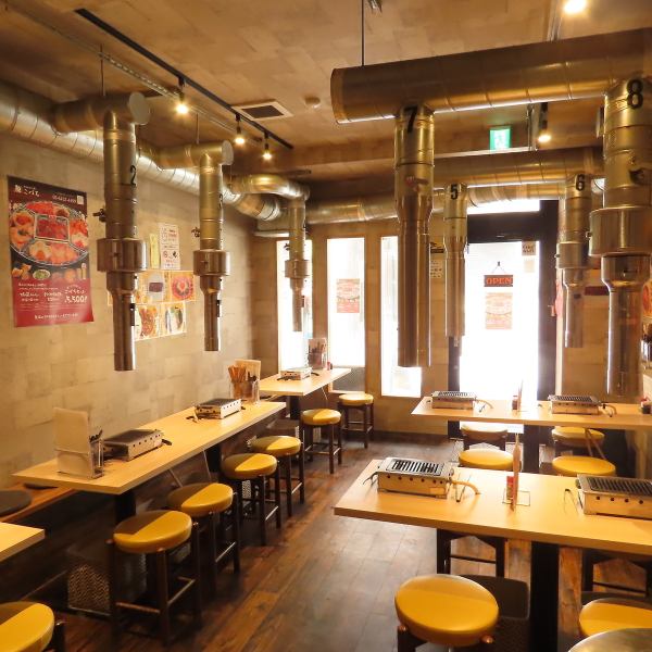 【◆全席テーブル席＆貸切OK◆】全席テーブル席でご用意しております！焼き台を囲み、皆様でワイワイ楽しめるお席となっております。それぞれ最大4名様でご利用可能ですが、複数卓を一緒にご利用も可能です！さらに、店頭やお電話にて事前にご相談いただければ、お店の貸切利用も承ります！お気軽にお問い合わせください。
