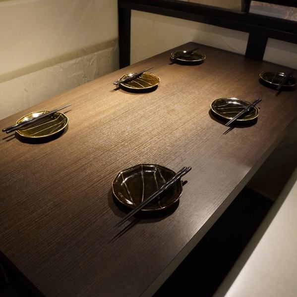 ゆったりと座れるボックス6名席。仲間同士のご宴会にも最適です。