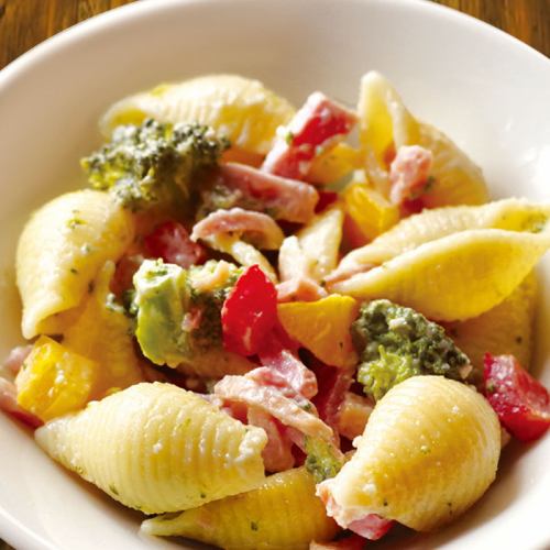 Conchiglie salad with colorful vegetables and bacon