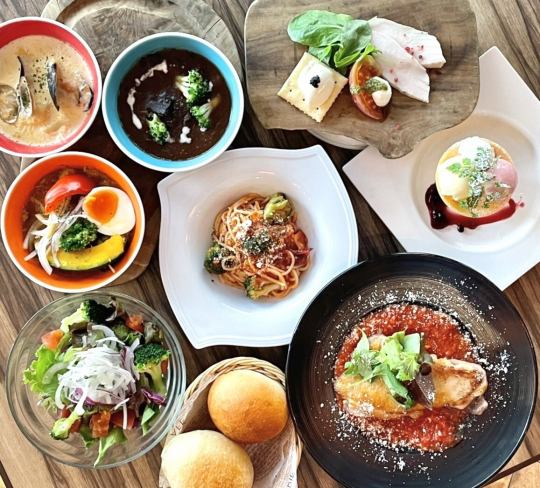 Lunch only! All-you-can-eat bread included "Self-served lunch course with soup, pasta, and three main dishes to choose from" 2,000 yen