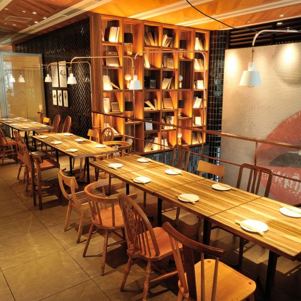 【夜カフェ/仲間内飲み会に】ディナーはタパスとワイン飲み放題がお勧め★間接照明で優しく照らされた店内は雰囲気も抜群。デートや女子会、少し大人な誕生日のお祝いにも、お使い頂けます！誕生日や歓送迎会にはメッセージプレートもご用意させて頂きます！お気軽にご相談下さい♪