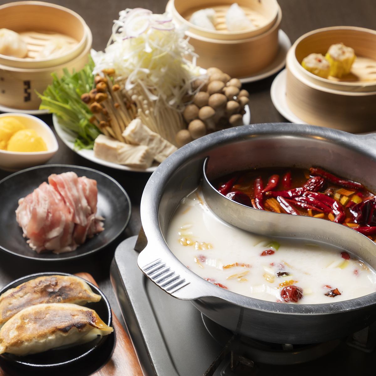大人気の本格薬膳火鍋や熱々鉄鍋の手作り餃子など、自慢の味を堪能してください♪