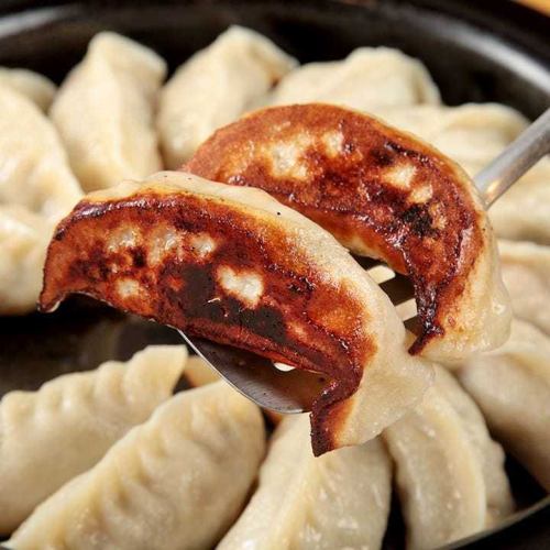 鉄鍋で提供する手作り餃子