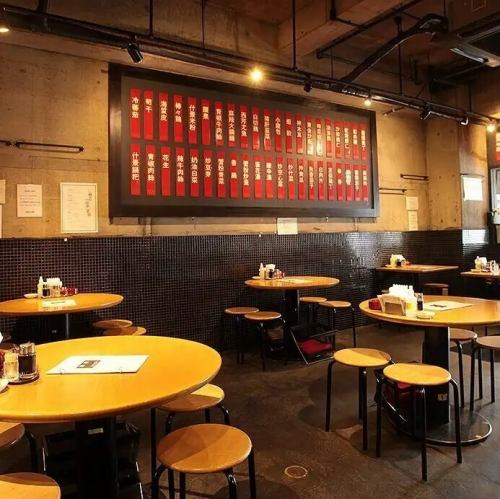 様々なシーンで便利にご利用いただける2名様～4名様向けのテーブル席です♪デートや少人数での飲み会はもちろん、人数に合わせてお席のレイアウト変更も柔軟に承ります◎ご宴会に最適な落ち着いた空間をご用意しておりますので、気兼ねなくお食事を楽しめます。美味しい中華を囲んで、素敵なひとときをどうぞ。