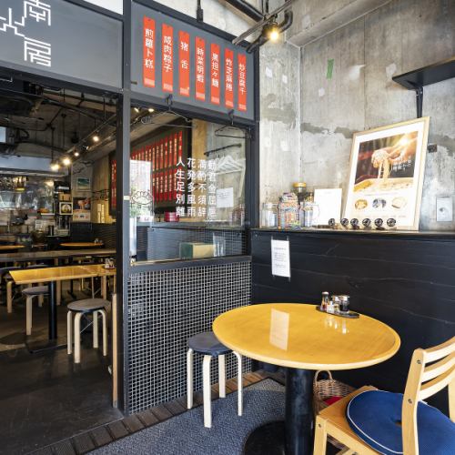 こちらの「2名様用の丸テーブル席」は、ご夫婦やカップルでのデート利用にぴったりのお席です。ガラス窓越しに心地よい雰囲気を感じられる開放的な空間で、絶品の本格中華とお酒を味わいながら、お二人だけの親密な時間をお過ごしいただけます。