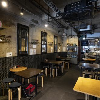 左側の壁際に並ぶ「4名様用の四角いテーブル席」は、向かい合ってゆっくりと会話を楽しむお席としておすすめです。美味しいお酒と熱々の逸品料理を挟んで、親しいご友人や同僚と気兼ねなく語り合える、居心地の良いプライベートな時間をお過ごしいただけます