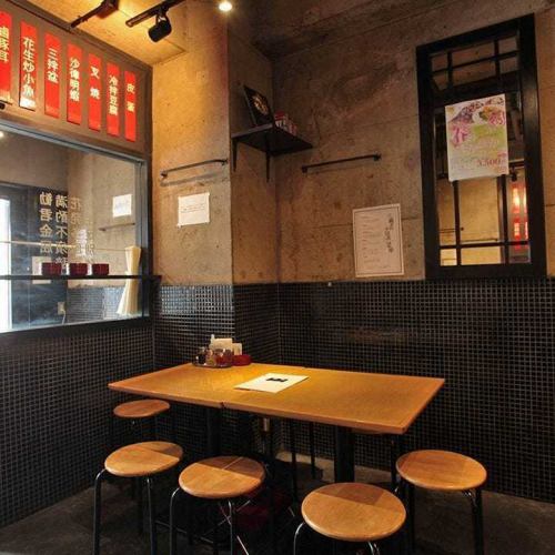 中人数の集まりにも最適なテーブル席完備◎