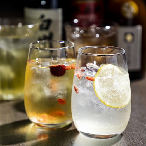 火鍋と相性抜群の薬膳レモンサワーと本格紹興酒で乾杯