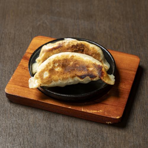 【熱々の鉄鍋で提供】一つずつ丁寧に包み込んだ外はカリッと中はジューシーの手作り餃子748円(税込)