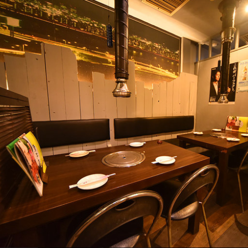 We have a number of table seats that can be connected and used by 6 or 8 people ♪ You can use it for any occasion such as girls' party, small lunch party, company banquet!