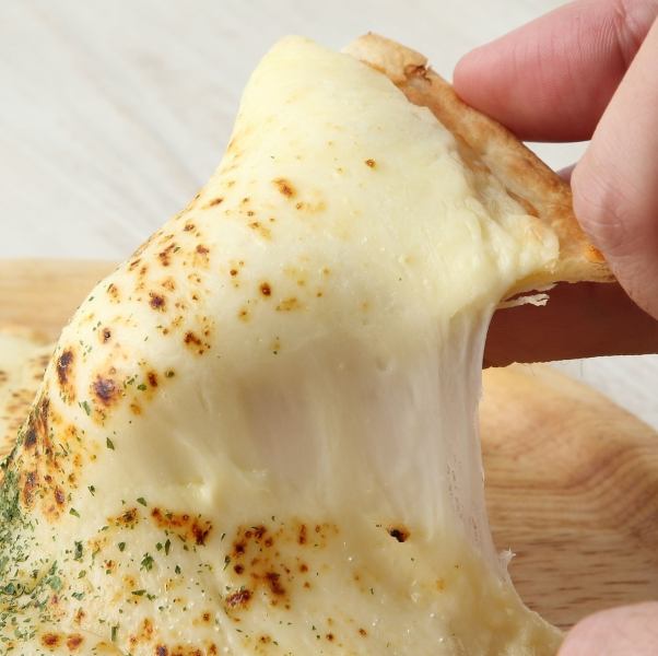 [We are proud of our melt-in-your-mouth cheese] Enjoy it with two different sauces! Camembert cheese pizza♪