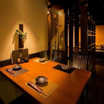 四人餐桌座位非常適合小型宴會。您可以在充滿日本風味的餐廳慢慢品嚐美食。請用它來舉辦歡迎派對，告別派對或與工作同事的宴會。