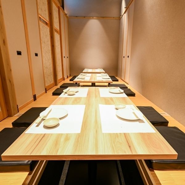 数々の人気店を手がけてきた空間デザイナーがプロデュース●店内は落ち着いた和風の雰囲気で、ごゆっくりお寛ぎいただけます。【11～16名様完全個室（掘りごたつ）】団体様も個室でご案内！上質な和モダンで温もりのある空間は、プライベートな飲み会から会社宴会まで幅広くお使いいただけます。