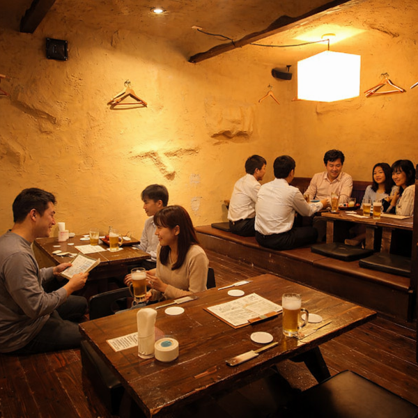 分厚いクッションのお２階の座敷は、2名様から30名様までご利用いただけます。平日限定での少人数様の貸切可能◎土壁と木の温もり溢れる落ち着いた空間で、旬のお野菜料理と、豊富なお酒でほっこりと楽しい時間を！またお子様連れ大歓迎致します！お座敷ですので安心してお料理、お酒を楽しんで下さい！※2/1より全席禁煙