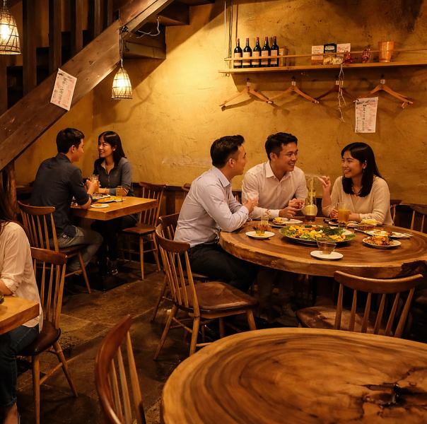 テーブル席もゆったりお食事をお楽しみ頂けます！！少人数でのご利用には1階席を、宴会利用には2階席をご利用頂けます。多彩なシーンに対応可能なお店です◎ 