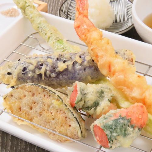 Carefully fried tempura starts at 132 yen.Assortment is also available