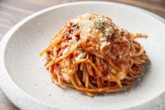 Tomato and mozzarella cheese pasta