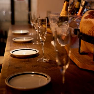 A hidden Italian restaurant located in the basement of Machiya Lions Plaza.Once you open the door, you'll find a spacious, calm space with high ceilings.There is a sign on the ground, so please feel free to come and visit us. If you don't know where we are, please call us and we will guide you!