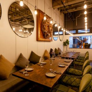 片側ソファー席ございます。