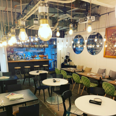 [Also suitable for year-end and New Year's parties!] The white-themed interior is casual yet stylish.Private reservations are available for groups of 20 or more.We also have a projector! We can discuss the best courses, dishes, layout, and budget for various banquets and parties. We also accept reservations for large groups.