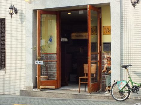 7 minutes walk from Fudomae Station.It stands out from the crowd in a quiet residential area.The open style doors seem to exude the cheerful atmosphere of Italy.The owner's custom-made door, made from hard and sturdy oak wood, creates an atmosphere suitable for the entrance of the store.