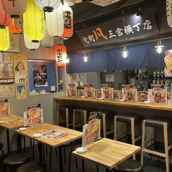 阪急三ノ宮駅西口徒歩1分！さんらく街の階段をのぼり2階へ進むと、左手に賑やかな横丁エリアが広がります。活気たっぷりの空間で、下町の雰囲気を感じながら美味しい鉄板焼きを堪能！お仕事帰りのサク飲みやはしご酒にもぴったりな、立ち寄りやすさ抜群のロケーションです。