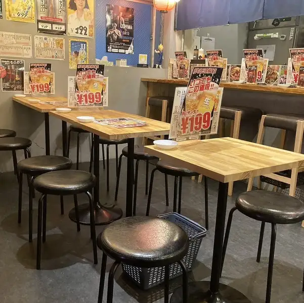 温かみが広がる店内には、目の前で職人が技を振るうライブ感満載のカウンター席と、ゆったり過ごせるテーブル席を完備！ジューシーな音と香ばしい香りを間近で感じられる臨場感たっぷりの空間です。おひとり様はもちろん、デートやカジュアルな飲み会にも心地よくご利用いただけます。