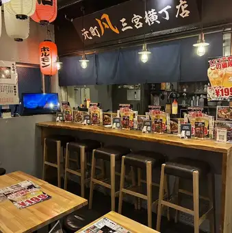 お仕事帰りのサク飲みやデート、ご友人同士に最適なライブ感溢れる特等席！目の前の鉄板でジューシーなお肉やふんわりお好み焼きが焼き上がる音と香ばしい香りを五感で堪能できます。誕生日や記念日のお祝いにもぴったりな距離感で、心地よい接客とともに特別感あふれる楽しい時間をお過ごしいただけます。