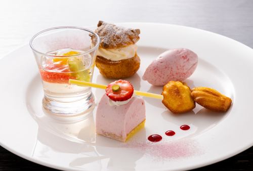 【フレンチには欠かせない、目でも舌でも楽しめる細部までこだわった至福の甘味】デザートの盛り合わせ