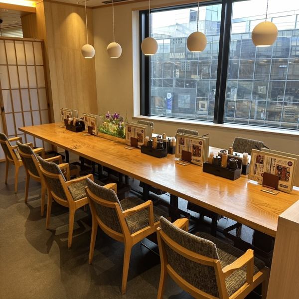 【大人数でも利用できる京風情漂う老舗うなぎ料理の名店】うなぎ四代目菊川京都ポルタ店は、京都駅から直結、伊勢丹11階までエレベーターでお越しいただける位置にございます。11時～22時まで休みなく営業しておりますので、どのお時間帯でもこだわりの逸品をご堪能いただけます。この機会に是非お立ち寄りください。