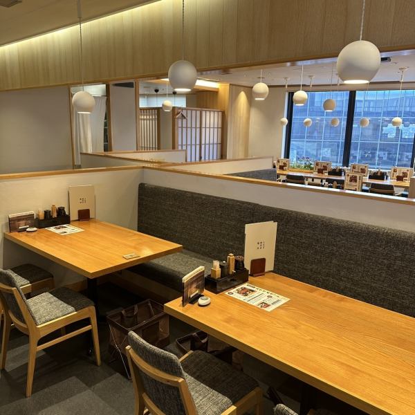 【お子様連れのご家族様にも大人気のソファー席】小さなお子様からご年配のお客様まで、皆様に安心して自慢のうなぎをお召し上がりいただけるよう、お子様セットやアラカルトなど多様なお料理をご用意しております。ランチでも、ディナーでも、日常に贅沢を。時間を忘れて楽しむ至福のひと時をお過ごしください。