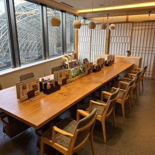 【大人数でご利用いただける大テーブル】8名様～10名様でご予約可能な大テーブルをご用意しております。ご宴会にもおすすめです。