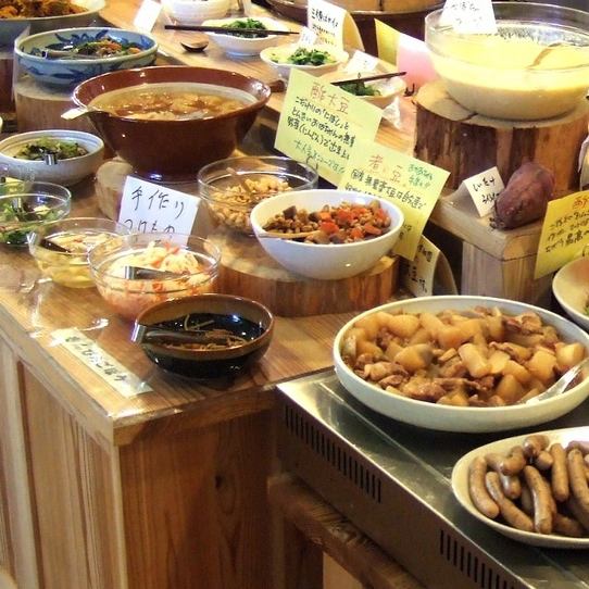 There are about 60 kinds of home-style dishes prepared by local housewives.You can also enjoy dessert etc.