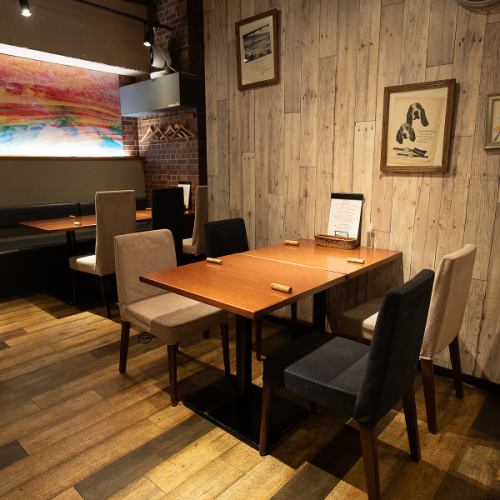 ナチュラルな風合いの店内で過ごす落ち着いたひと時