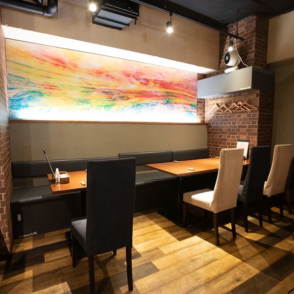 【ナチュラルな風合いの店内】店名に冠した「LSC」は「la seconda casa」、「2番目の家」を意味するイタリア語です。木目やレンガといったナチュラルな風合いの内装は居心地抜群。家のように落ち着く空間です。20名様～最大30名様までで貸切も対応いたしますので、人数のご相談などお気軽に店舗までお問い合わせください。