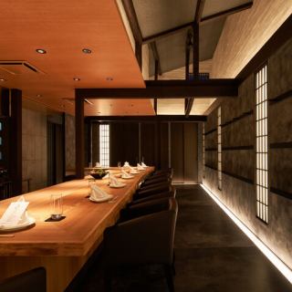 吹き抜けの天井が開放感あふれる店内。ゆっくりとお食事をお楽しみいただけます。