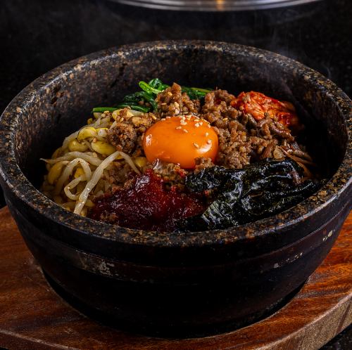 石頭煮熟的石鍋拌飯