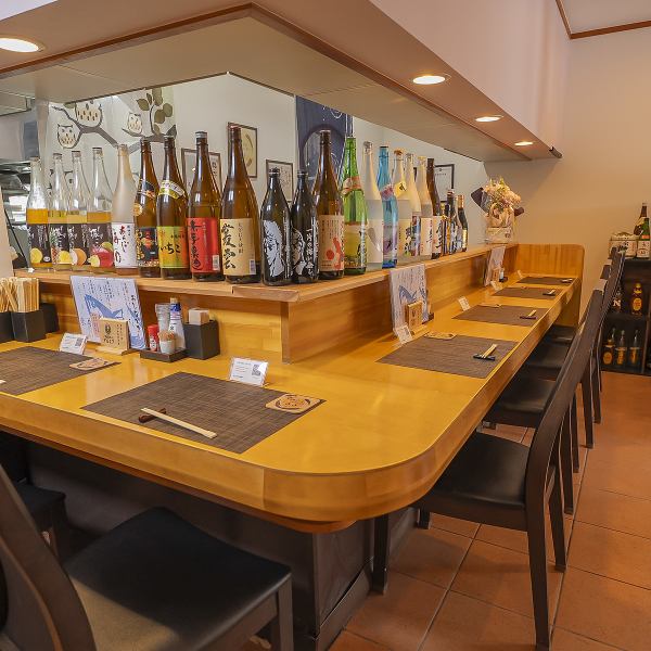 【オープンカウンターでの1人飲み】カウンター席での一人飲みには、当店自慢の黄金だしを使ったおばんざいが最適です。目の前で繰り広げられるシェフの技に、心が踊る瞬間。心温まる出汁の風味とともに、ゆったりとした時間をお楽しみいただけます。自分だけの特別なひとときを、ぜひご堪能ください。