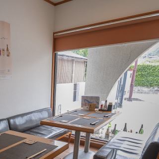 地元のご友人との楽しい時間を過ごすのにぴったりな半個室をご用意しています。特別な集まりやお祝い事にも最適なスペースです。