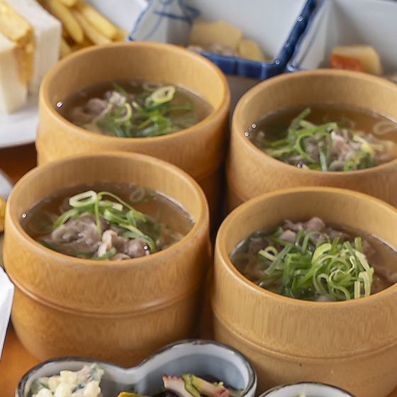 【だしをたっぷり吸ったお肉とネギがたまらない】黄金だしを使った特製肉吸い740円(税込)