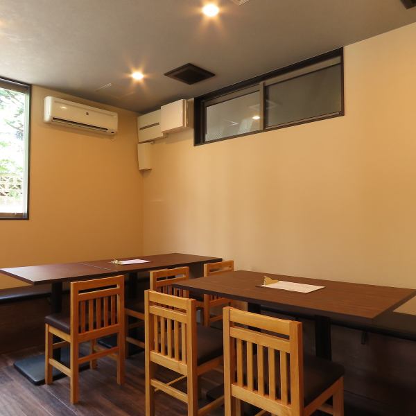 【お一人様でも大歓迎☆】当店にはカウンター席のご用意もございます。賑やかな雰囲気で、おいしい炭火焼鳥や種類豊富なドリンクを楽しむことが出来ます♪もちろん、お一人様のご利用も大歓迎！お仕事終わりのチョイ飲みなど、ふらっと立ち寄るのも◎リーズナブルなお値段で本格的な炭火焼鳥を味わうことが出来ますよ☆