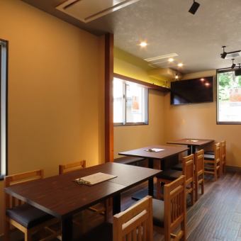 当店には4名様掛けのテーブルが4卓、2名掛けのテーブルが3卓ございます。ご友人同士の集まりでの飲みにも良し、会社などの各種宴会にも最適です！全てオープン席ですので開放感あり、ゆったりと楽しくお過ごしいただくことが出来ます◎
