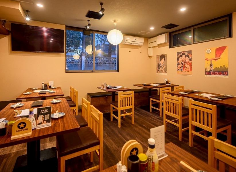 【広々とした空間のテーブル席】ゆったりとくつろげる広々とした空間のテーブル席は、全てオープン席のため開放感があります◎ご友人との集まりや、会社での飲み会など、各種宴会にもぴったり！おいしい料理と各種様々なドリンクと共に、楽しい時間を過ごすことの出来るお席になっております☆ぜひお楽しみください！