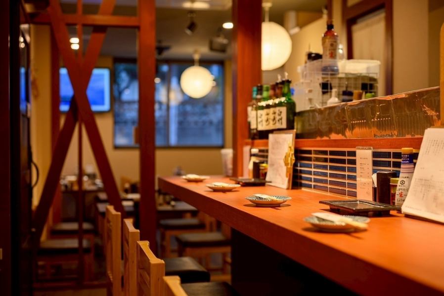 【お一人様でも大歓迎☆】当店にはカウンター席のご用意もございます。賑やかな雰囲気で、おいしい炭火焼鳥や種類豊富なドリンクを楽しむことが出来ます♪もちろん、お一人様のご利用も大歓迎！お仕事終わりのチョイ飲みなど、ふらっと立ち寄るのも◎リーズナブルなお値段で本格的な炭火焼鳥を味わうことが出来ますよ☆