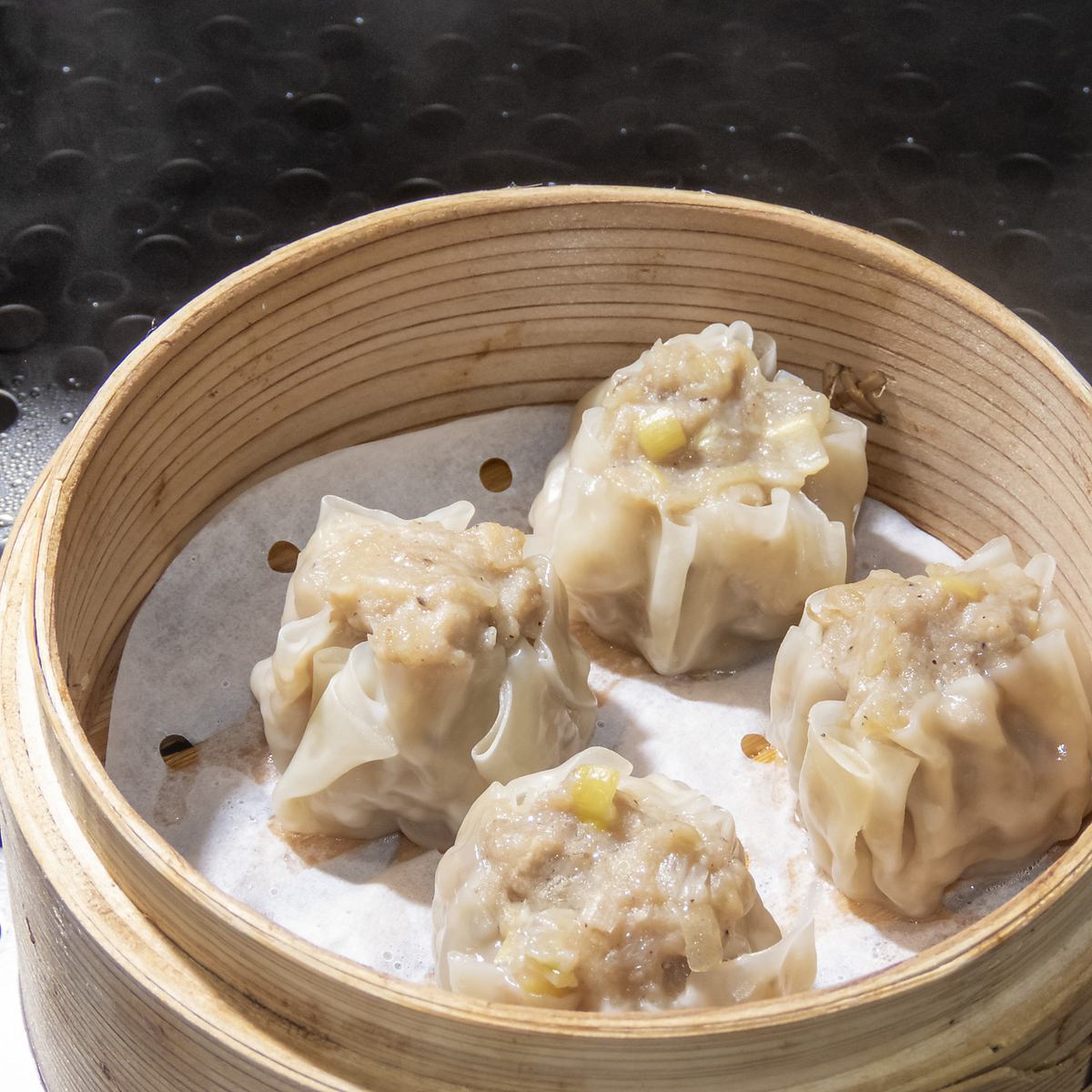 心地よいレトロな雰囲気の店内で味わう絶品シウマイやドリンク♪