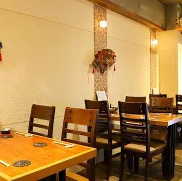 店内は大人数宴会にも対応できるレイアウトになっており、広々とした席スペースで開放感たっぷり♪木のぬくもりを感じる落ち着いた雰囲気が特徴で、温かみある照明がリラックスできる空間を演出しています。会社の集まりや友人との会食にも最適な設備が整っており、快適な宴会を楽しめます！