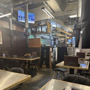 4名様までご利用可能なテーブル席を6卓、最大8名様でご利用可能なテーブル席を1卓ご用意しております。4名様テーブル席は、隣同士同時にご予約可能なお席もあり、最大12名様まで一度にご利用いただけます。