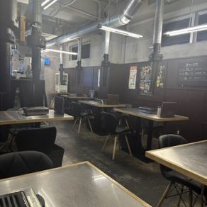 スタイリッシュで落ち着いた色合いで統一された店内。ゆったりと焼肉をお愉しみいただけます。